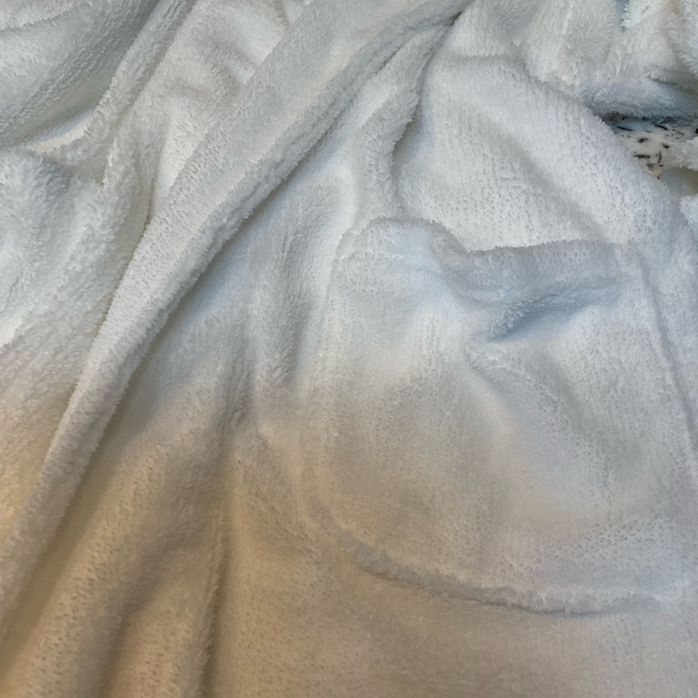 SPA SOFT WHITE ROBE SIZE ONE SIZE FITS MOST - Picture 4 of 4